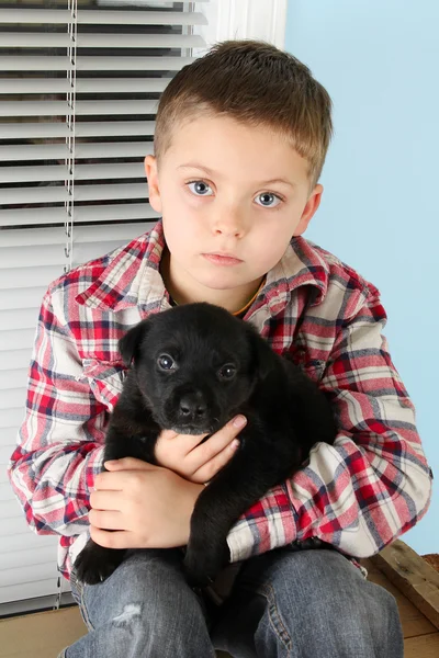Хлопчик і щеня — стокове фото