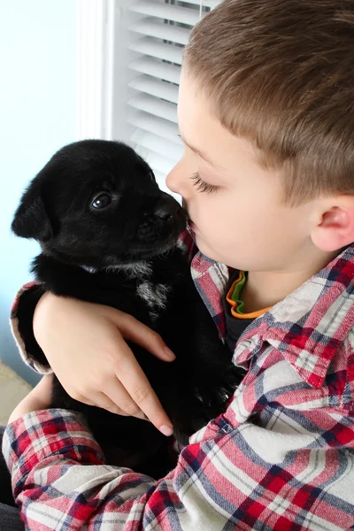男孩和小狗 — 图库照片