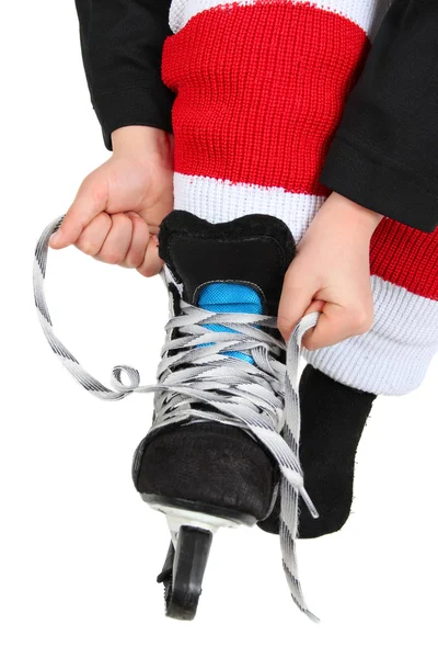 スケート靴を結ぶこと — ストック写真