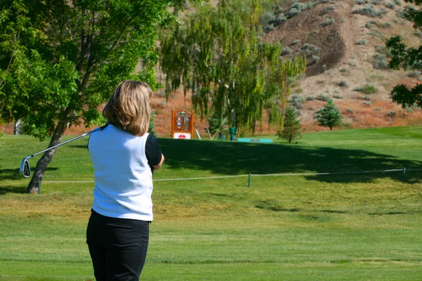 Kvinnliga golfare — Stockfoto