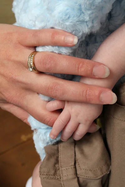 Mains de mère et bébé — Photo