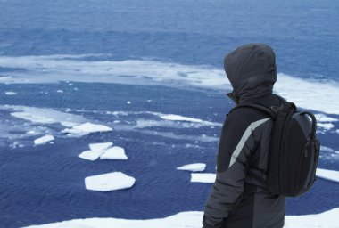 Sırt çantalı bir turist.