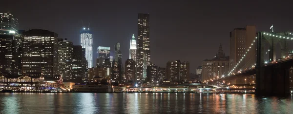 El centro de la ciudad de Nueva York w la torre de la Libertad — Foto de Stock