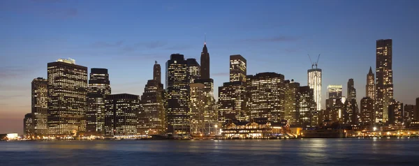Нью-Йорк вечером с башней Свободы — стоковое фото