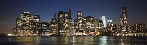 El centro de la ciudad de Nueva York w la torre de la Libertad — Foto de Stock