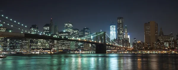 The New York City skyline w Brooklyn Bridge — Stock Photo, Image