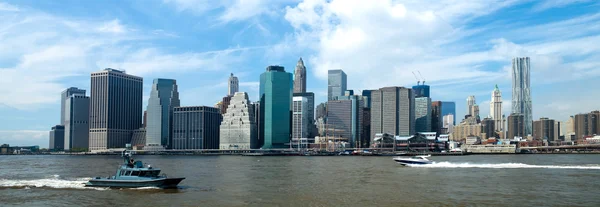 El centro de la ciudad de Nueva York w la torre de la Libertad — Foto de Stock