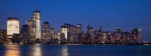 O centro da cidade de Nova York w a torre Freedom — Fotografia de Stock