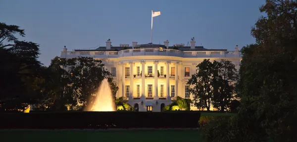 La Casa Blanca en la noche — Foto de Stock
