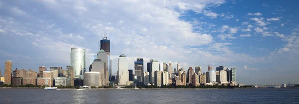 The New York City skyline w the Freedom tower — Stock Photo, Image