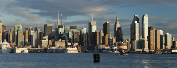 Окраины города Нью-Йорка skyline — стоковое фото