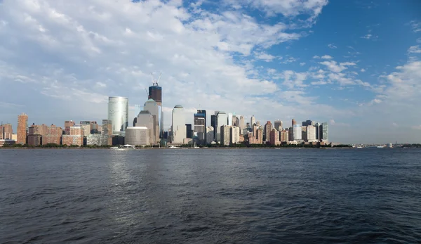 O centro da cidade de Nova York w a torre Freedom — Fotografia de Stock