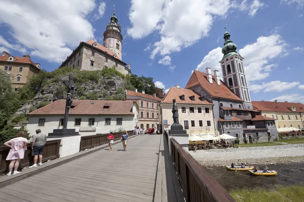 Cesky krumlov, Tsjechië-27 juli: het kasteel en de st.vit — Stockfoto