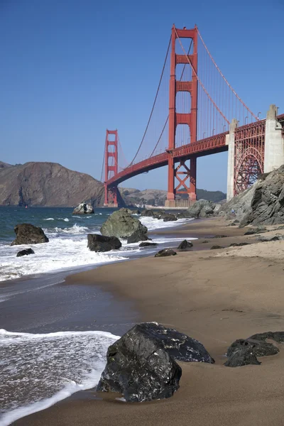 El puente Golden Gate con las olas —  Fotos de Stock