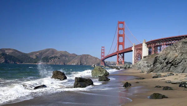 Die goldene Torbrücke über die Wellen — Stockfoto