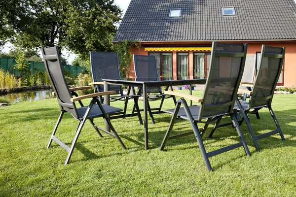 Metalen tuinmeubilair — Stockfoto