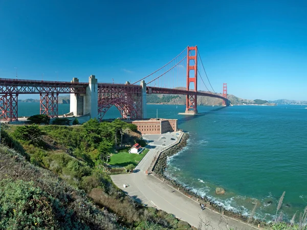 El puente Golden Gate en San Francisco con un océano azul —  Fotos de Stock