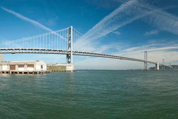 Oakland bay hangbrug in san francisco naar yerba buena is — Stockfoto