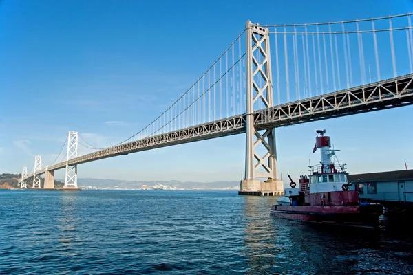 Oakland bay hängbro i san francisco till yerba buena är — Stockfoto