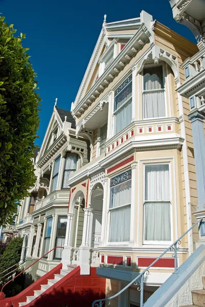 アラモ ・ スクエア、サンフランシスコのビクトリア朝の家 — ストック写真