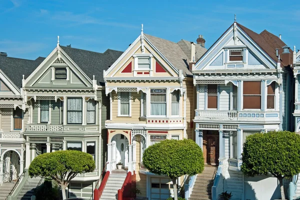 アラモ ・ スクエア、サンフランシスコのビクトリア朝の家 — ストック写真