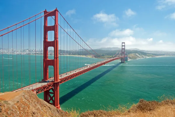 The Golden Gate Bridge in San Francisco with beautiful azure oce — Stock Photo, Image