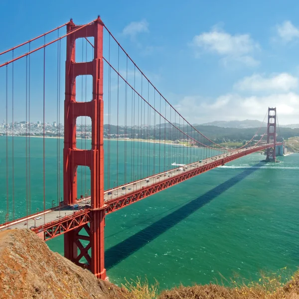 El puente Golden Gate en San Francisco con hermoso oce azul — Foto de Stock