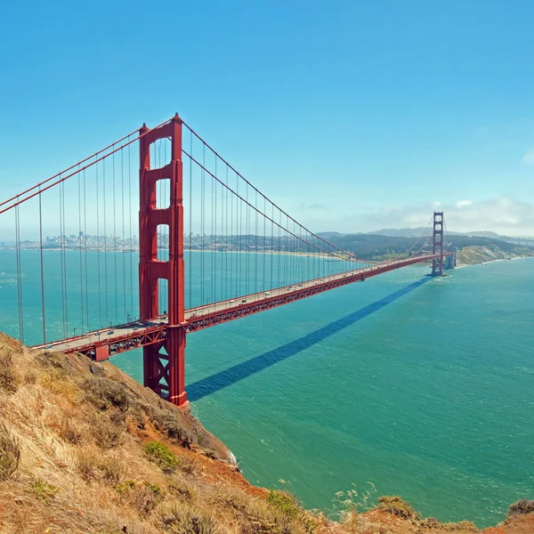 A ponte Golden Gate em San Francisco com belo azul oce — Fotografia de Stock