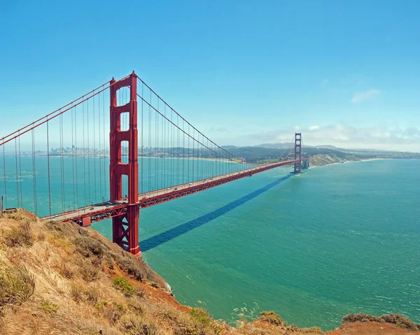 与美丽的蔚蓝 oce 在旧金山金门大桥 — 图库照片