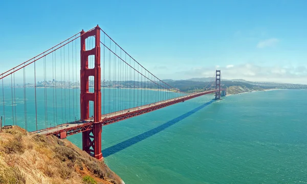 Η χρυσή γέφυρα πυλών στο Σαν Φρανσίσκο με όμορφη γαλάζια νερά oce — Φωτογραφία Αρχείου
