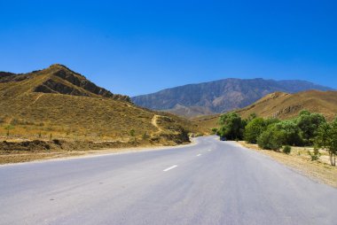 Türkmenistan dağlara giden yol.