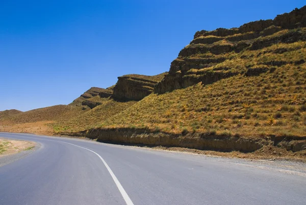 Δρόμο για τα βουνά στο Τουρκμενιστάν. — Φωτογραφία Αρχείου