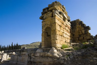 Antik Hierapolis kentinin kalıntıları, ilkbahar zamanı Türkiye