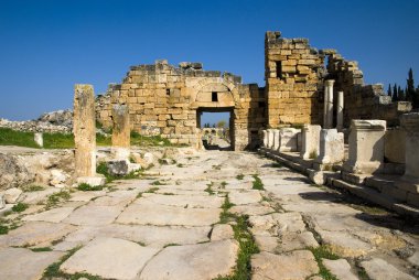 Antik Hierapolis kentinin kalıntıları, ilkbahar zamanı Türkiye