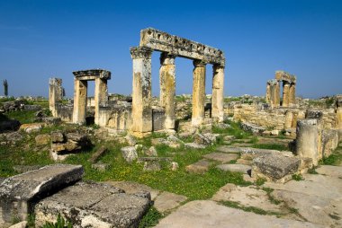 Antik Hierapolis kentinin kalıntıları, ilkbahar zamanı Türkiye