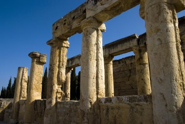 Antik Hierapolis kentinin kalıntıları, ilkbahar zamanı Türkiye