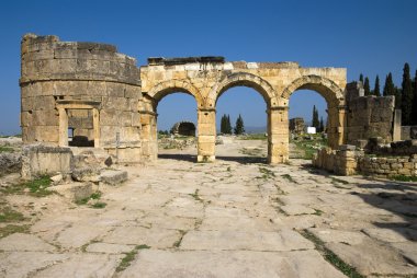 Antik Hierapolis kentinin kalıntıları, ilkbahar zamanı Türkiye