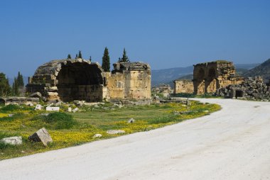Antik Hierapolis kentinin kalıntıları, ilkbahar zamanı Türkiye