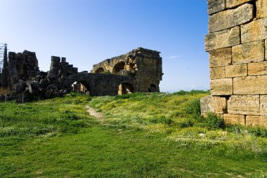 Antik Hierapolis kentinin kalıntıları, ilkbahar zamanı Türkiye