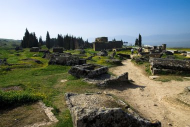 Antik Hierapolis kentinin kalıntıları, ilkbahar zamanı Türkiye