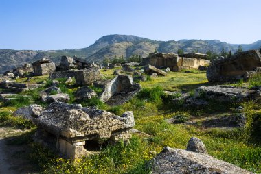 Antik Hierapolis kentinin kalıntıları, ilkbahar zamanı Türkiye