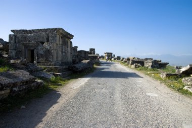 Antik Hierapolis kentinin kalıntıları, ilkbahar zamanı Türkiye