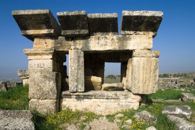 Antik Hierapolis kentinin kalıntıları, ilkbahar zamanı Türkiye