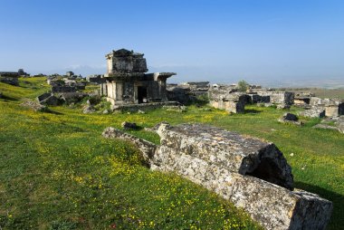 Antik Hierapolis kentinin kalıntıları, ilkbahar zamanı Türkiye