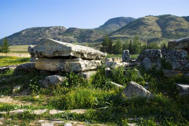 Antik Hierapolis kentinin kalıntıları, ilkbahar zamanı Türkiye