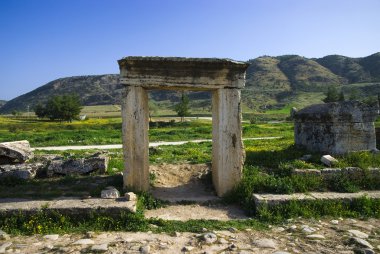 Antik Hierapolis kentinin kalıntıları, ilkbahar zamanı Türkiye