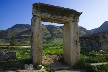 Antik Hierapolis kentinin kalıntıları, ilkbahar zamanı Türkiye