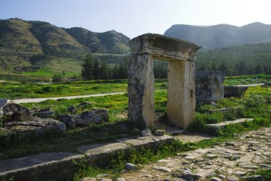 Antik Hierapolis kentinin kalıntıları, ilkbahar zamanı Türkiye