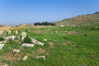 Antik Hierapolis kentinin kalıntıları, ilkbahar zamanı Türkiye