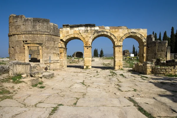 Руины древнего города Иераполиса весеннее время, Турция — стоковое фото